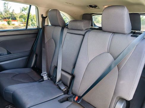 Used 2024 Toyota Highlander LE image 19