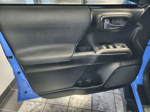 Used 2021 Toyota Tacoma TRD Sport w/ Blackout Package (TMS) image 13