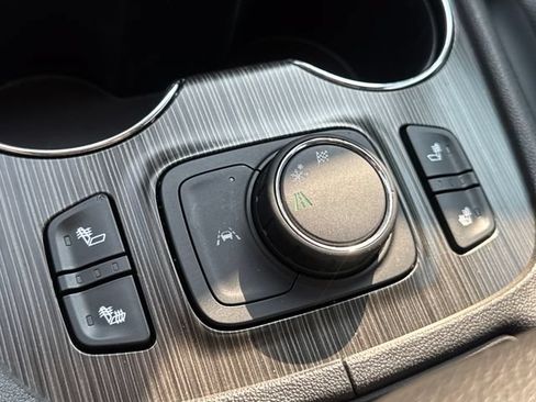 Used 2023 GMC Acadia SLT FWD image 21