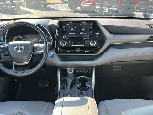 Used 2022 Toyota Highlander XLE AWD/4WD image 10