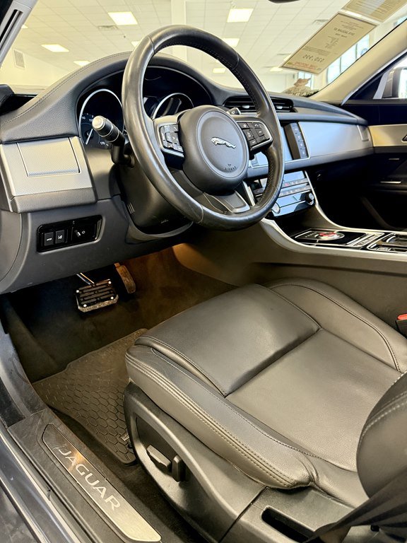 Used 2018 Jaguar XF Premium AWD/4WD image 12