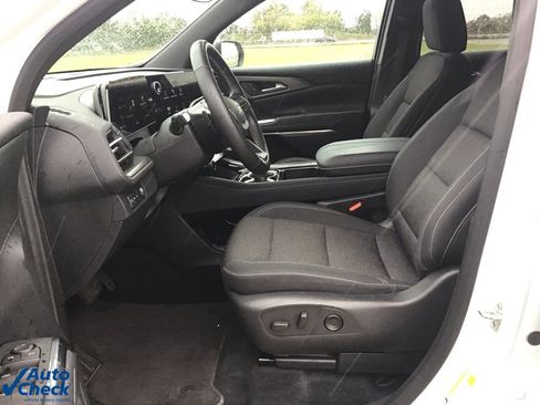 Used 2025 Chevrolet Traverse LT image 33