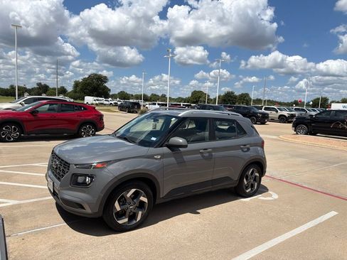 Used 2022 Hyundai Venue SEL w/ Cargo Package FWD image 4