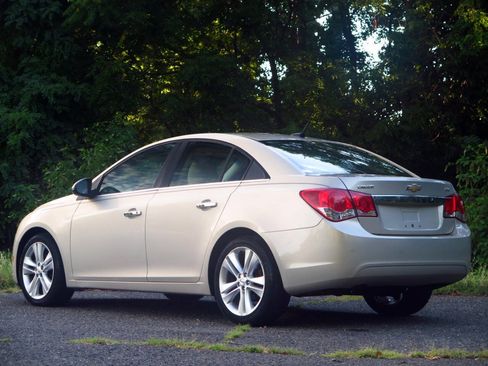 Used 2011 Chevrolet Cruze LTZ FWD image 3