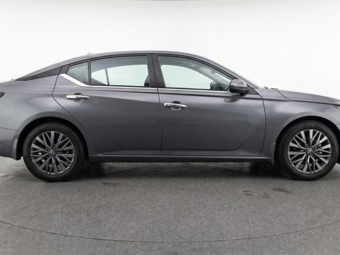 Used 2025 Nissan Altima 2.5 SV FWD image 11