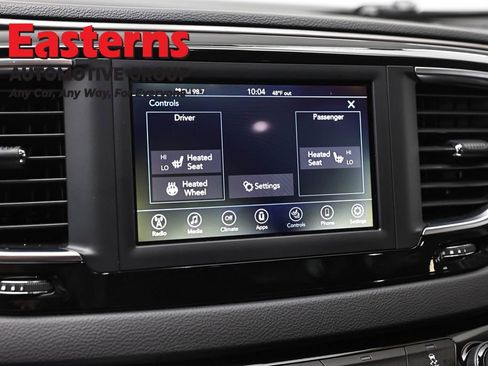 Used 2020 Chrysler Pacifica Touring-L FWD image 19
