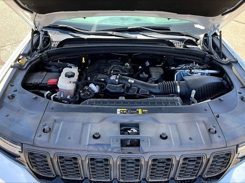 Used 2024 Jeep Grand Cherokee Altitude AWD/4WD image 28