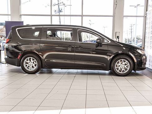 Used 2022 Chrysler Voyager LX image 11