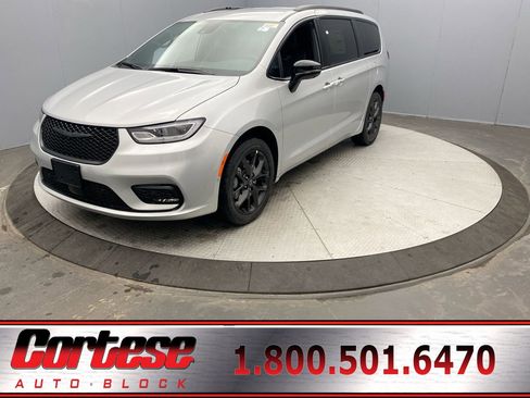 New 2026 Chrysler Pacifica Select w/ S Appearance Package image 1