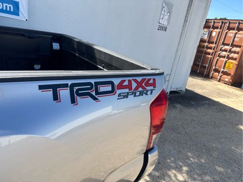 Used 2017 Toyota Tacoma TRD Sport w/ Tow Package (A/T) image 18