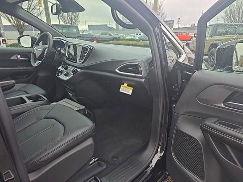 New 2026 Chrysler Pacifica Select image 21