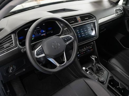 Used 2024 Volkswagen Tiguan SE AWD/4WD image 3
