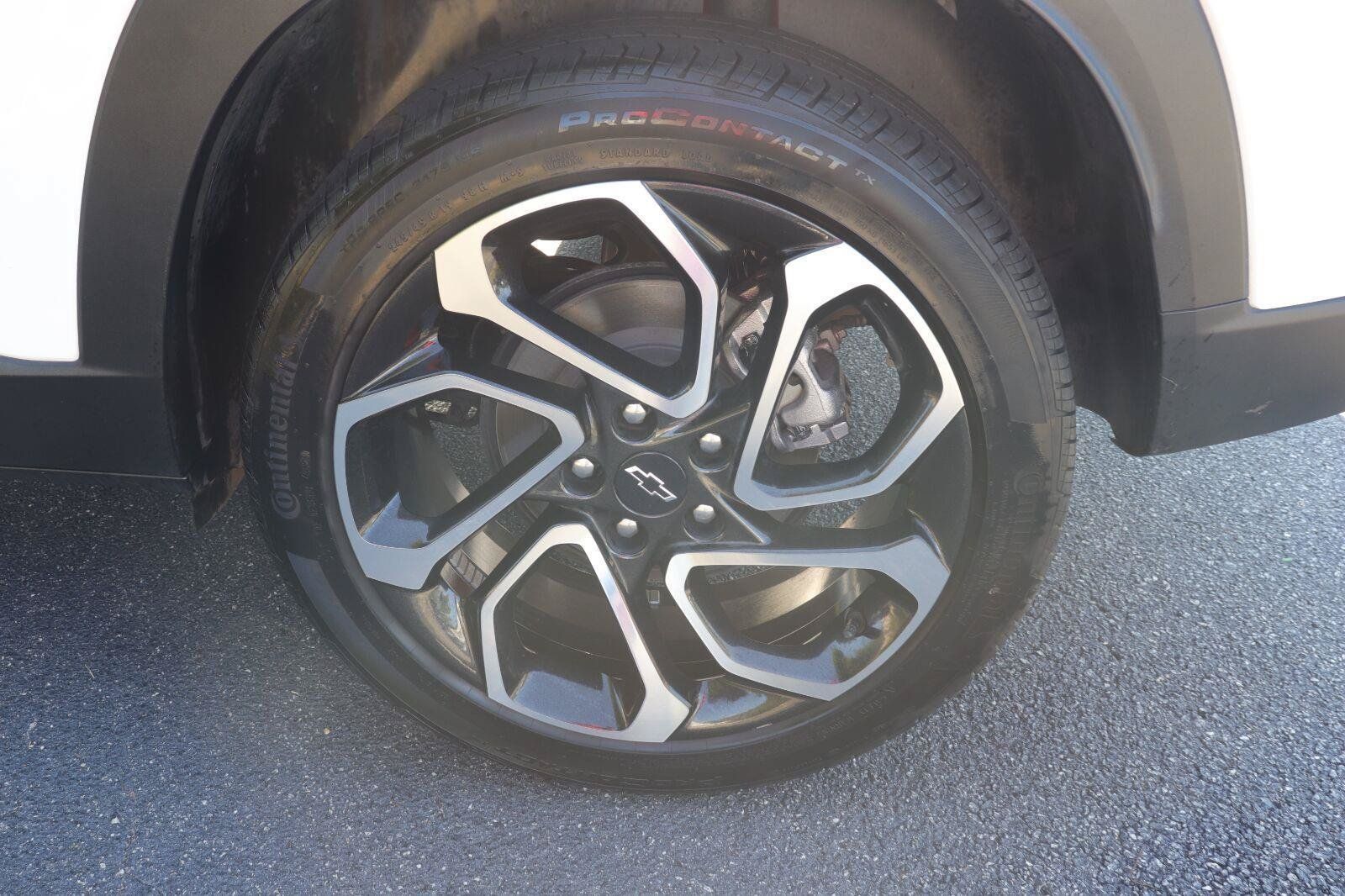 Used 2024 Chevrolet Trax RS w/ Sunroof Package FWD image 35