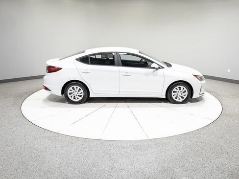 Used 2019 Hyundai Elantra SE w/ Cargo Package FWD image 4
