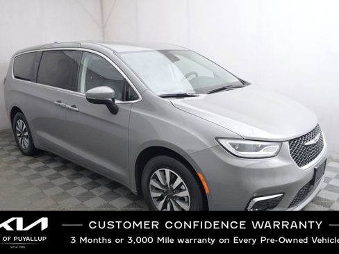 Used 2023 Chrysler Pacifica Touring-L image 3