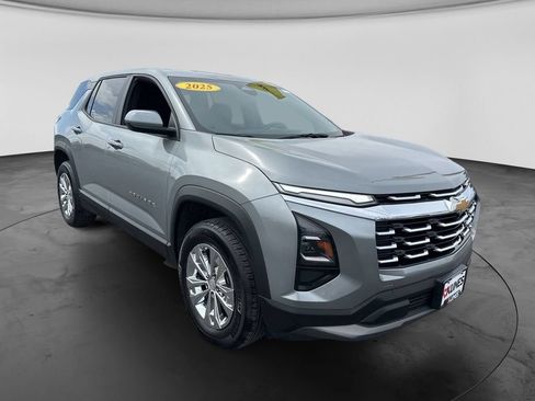 Used 2025 Chevrolet Equinox LT AWD/4WD image 2