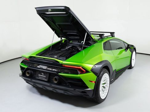 Used 2024 Lamborghini Huracan Sterrato image 17