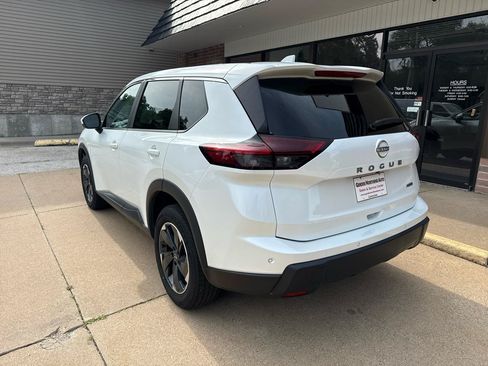 Used 2025 Nissan Rogue SV AWD/4WD image 5