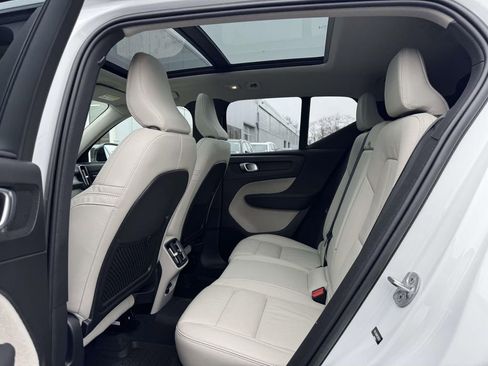 Certified 2023 Volvo XC40 B5 Ultimate w/ Protection Package Premier image 9