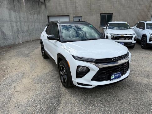 Used 2023 Chevrolet TrailBlazer RS w/ Sun and Liftgate Package FWD image 9