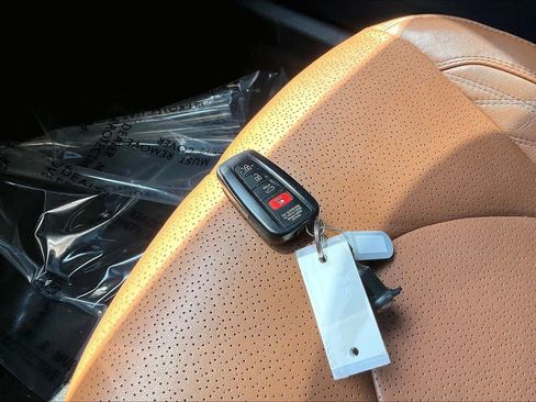 Used 2019 Toyota Avalon Limited FWD image 11