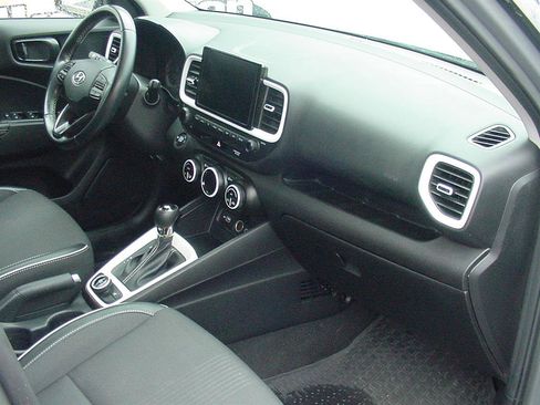 Used 2022 Hyundai Venue Limited image 27