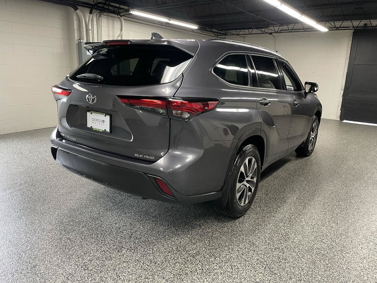 Used 2021 Toyota Highlander XLE AWD/4WD image 6