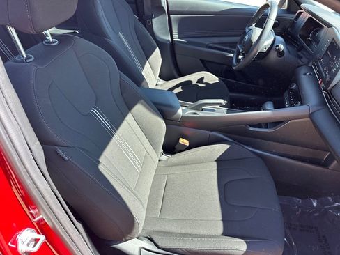 Used 2025 Hyundai Elantra Sport image 13