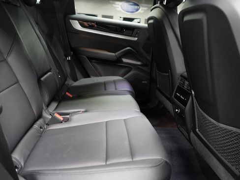 Used 2024 Porsche Cayenne AWD/4WD image 18