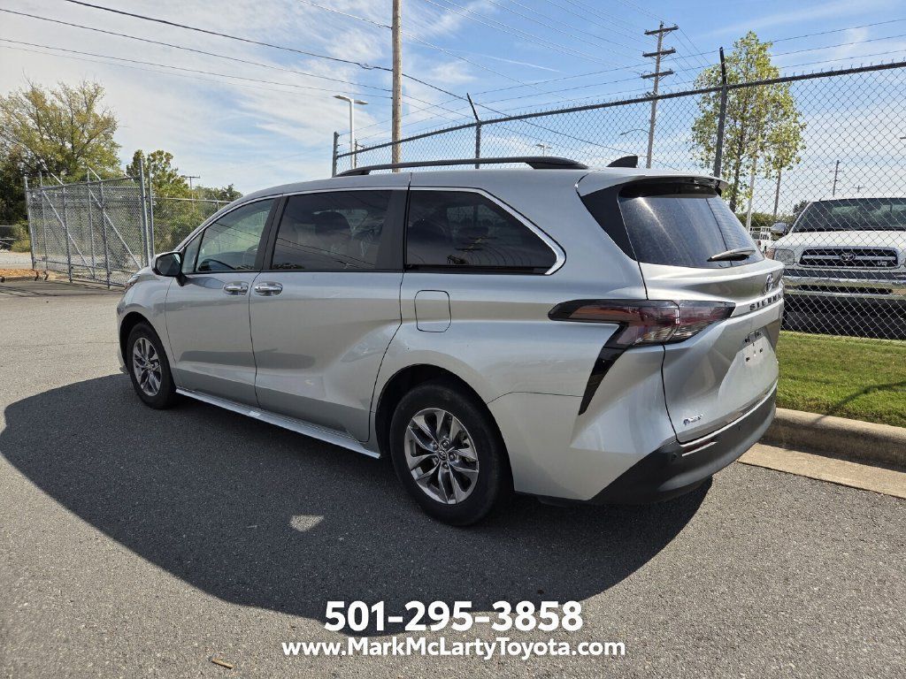 Used 2025 Toyota Sienna XLE FWD image 6
