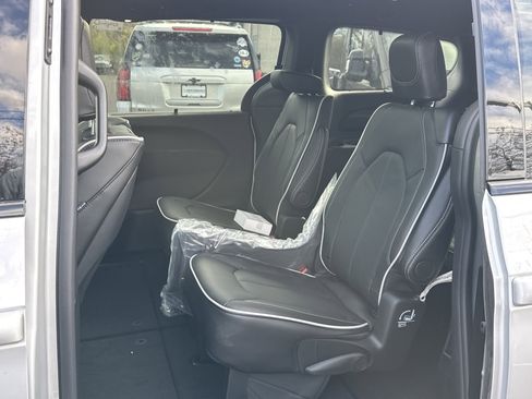 New 2026 Chrysler Pacifica Limited w/ Uconnect Theater Family Group image 30