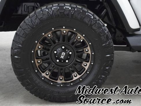 Used 2020 Jeep Gladiator Overland image 9