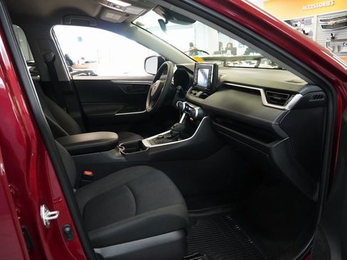 Used 2020 Toyota RAV4 LE image 27