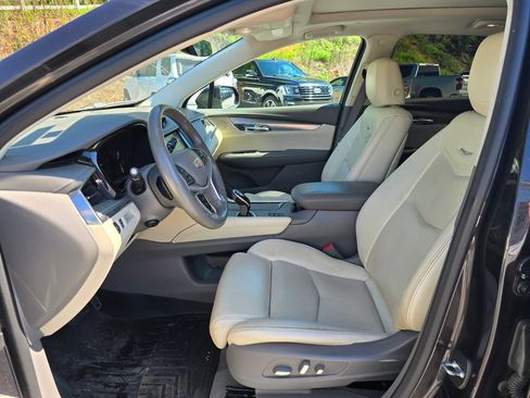 Used 2017 Cadillac XT5 Luxury w/ Driver Awareness Package AWD/4WD image 4