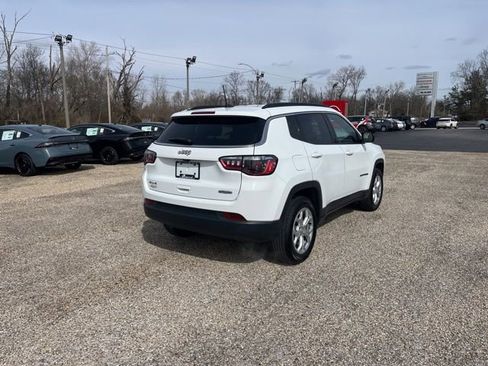 Used 2024 Jeep Compass Latitude image 3