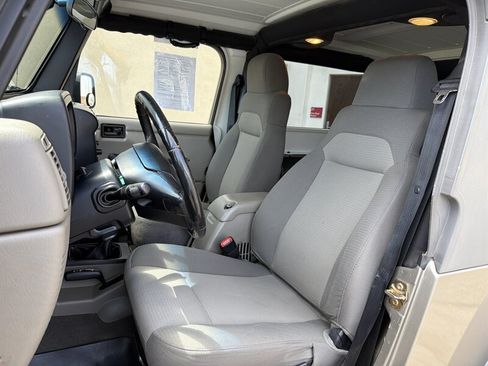 Used 2005 Jeep Wrangler Unlimited Rubicon w/ Sahara Edition Group AWD/4WD image 17