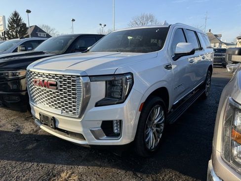 Used 2023 GMC Yukon XL Denali w/ Denali Reserve Package image 3