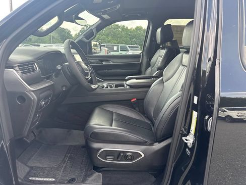 Used 2024 Jeep Wagoneer L Series III w/ Premium Group I AWD/4WD image 9