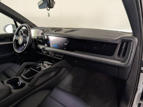 Certified 2024 Porsche Cayenne AWD/4WD image 17