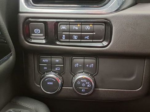 Used 2025 GMC Yukon XL Denali image 34