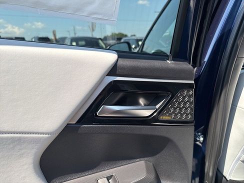 New 2025 Mitsubishi Outlander SE image 40