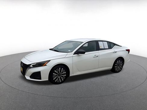 Used 2025 Nissan Altima 2.5 SV FWD image 8