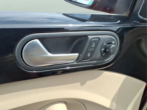 Used 2013 Volkswagen Beetle Turbo FWD image 11