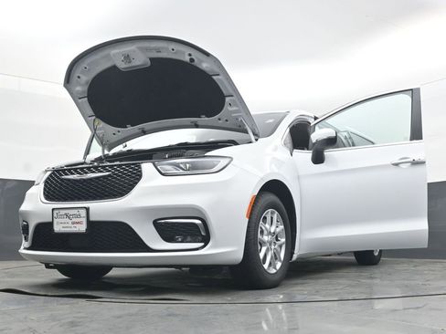 Used 2023 Chrysler Pacifica Touring-L FWD image 44