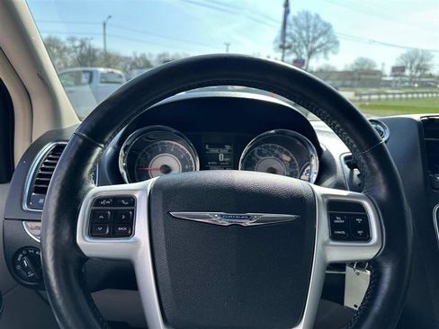 Used 2016 Chrysler Town & Country Touring w/ Driver Convenience Group FWD image 16