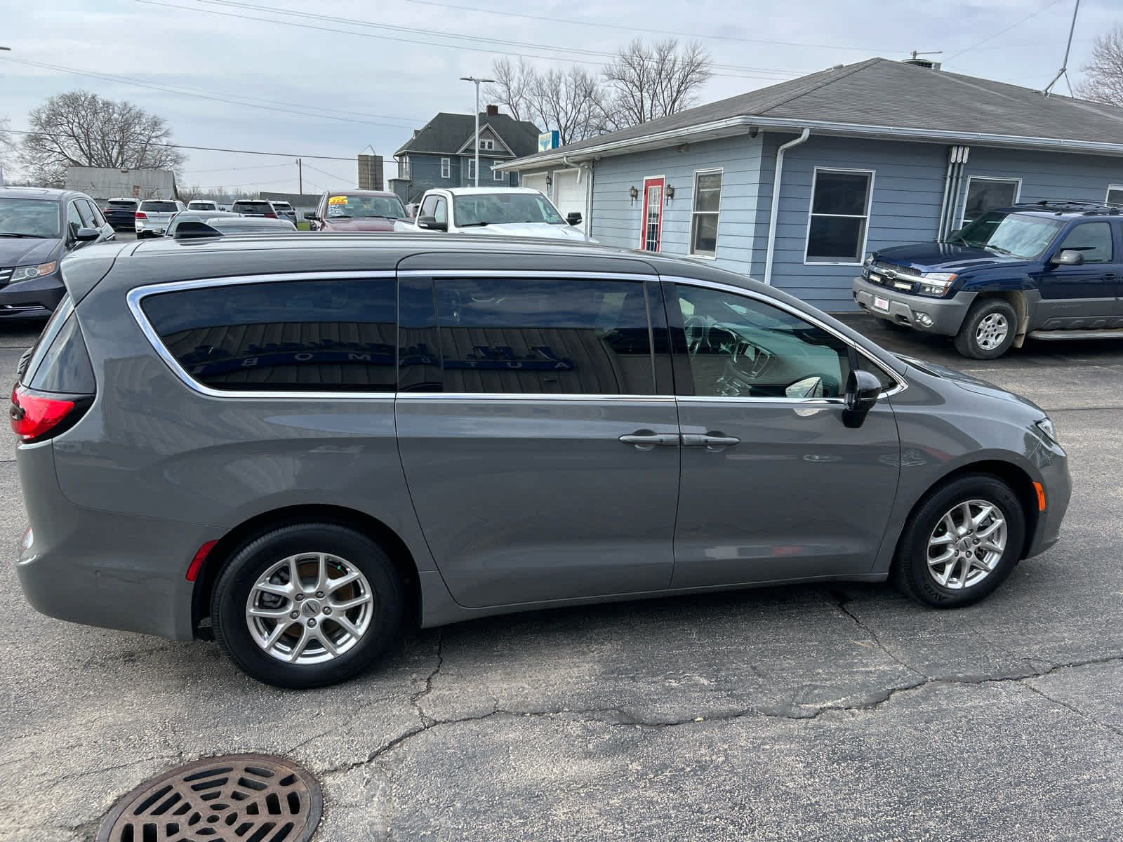 Used 2025 Chrysler Pacifica Select FWD image 2