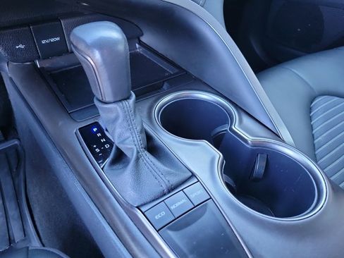 Used 2024 Toyota Camry SE image 11