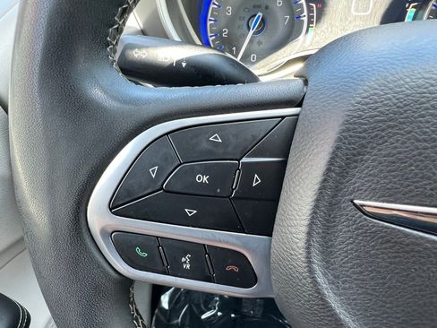 Used 2023 Chrysler Pacifica Touring-L image 34