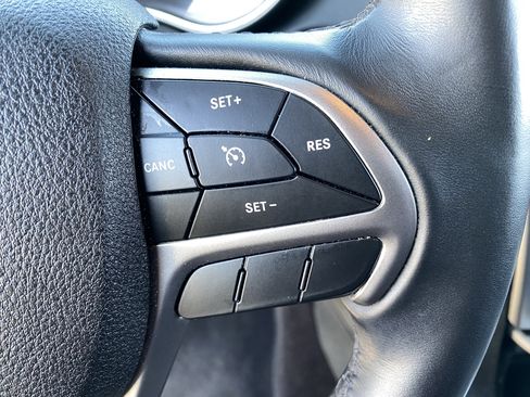 Used 2018 Jeep Grand Cherokee Laredo AWD/4WD image 28