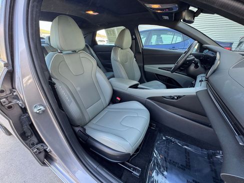 Used 2025 Hyundai Elantra Limited image 38